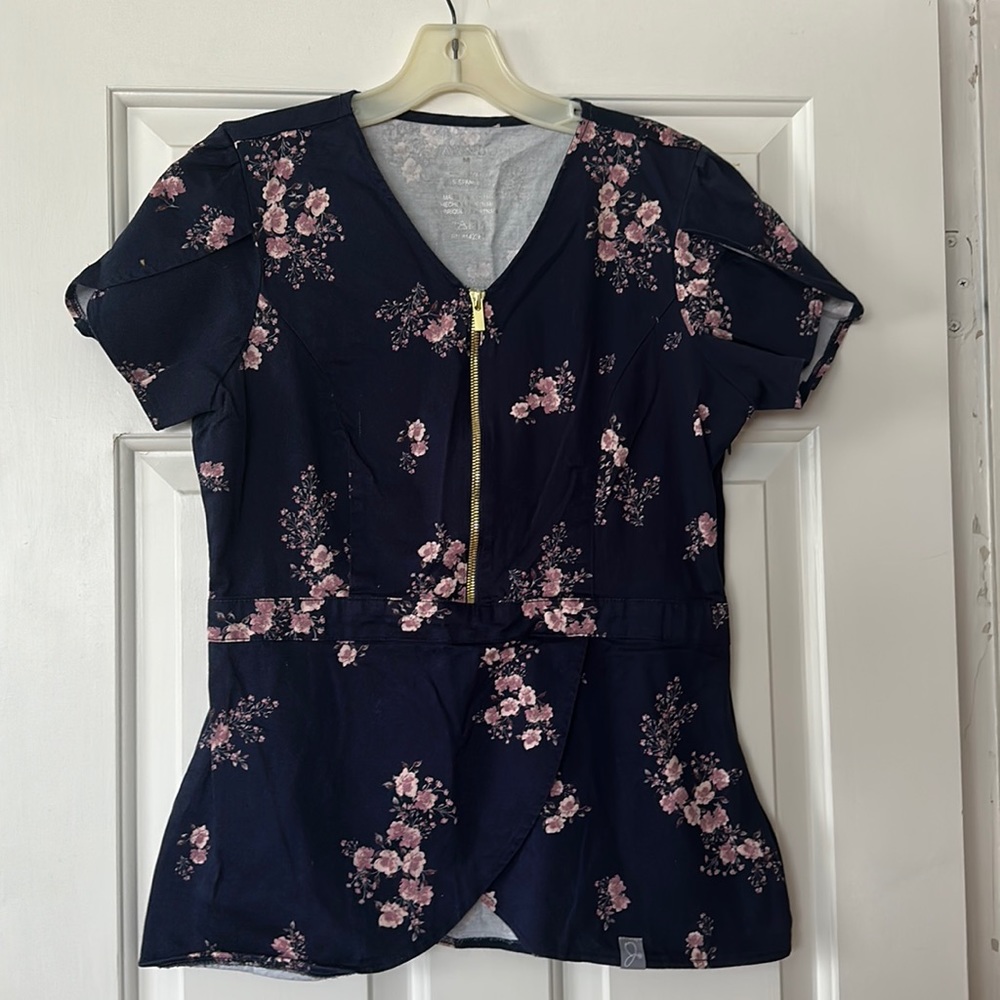 Jaanuu medium tulip scrub top with zipper on front and side zipper barely worn
